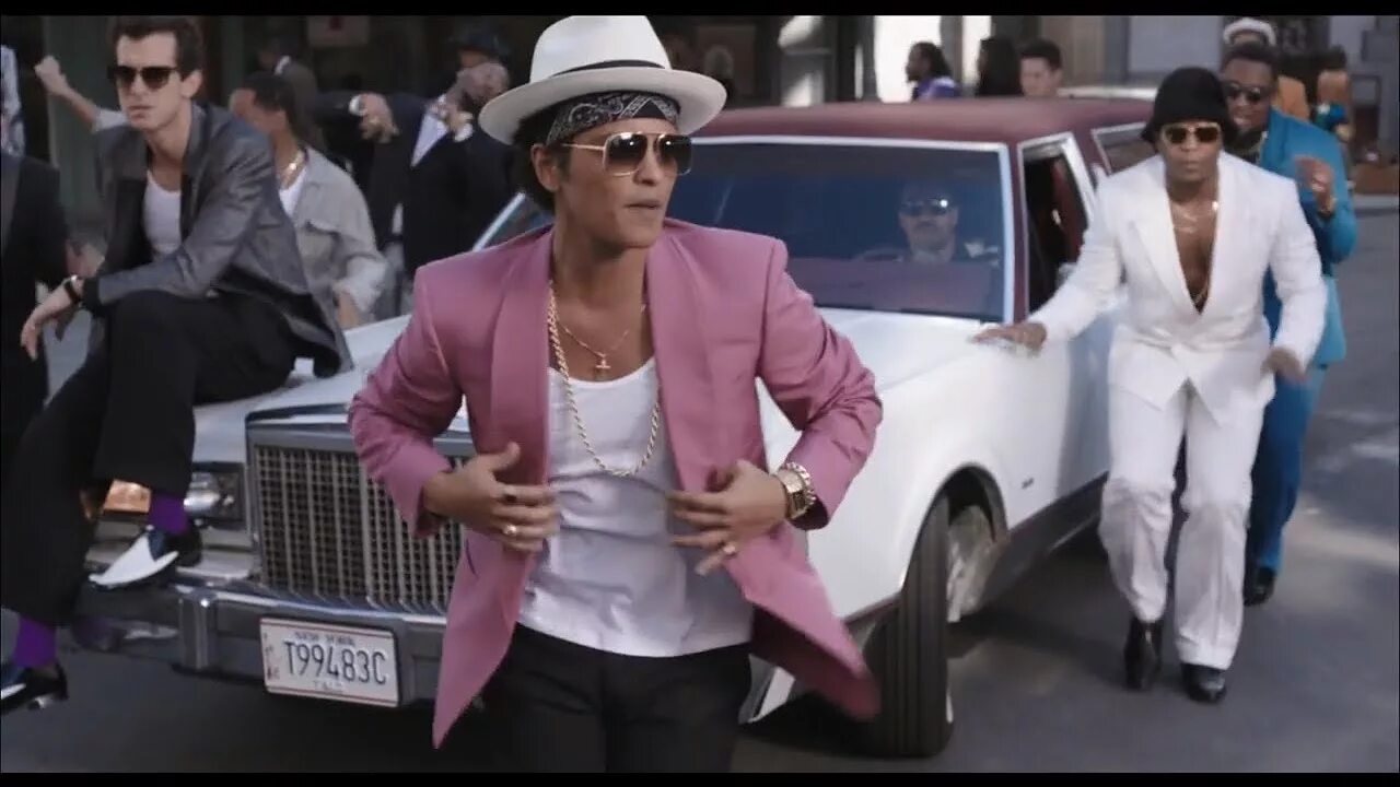 Клип где танцует мужчина. Бруно Марс в розовом пиджаке. Негр танцует. Клип мужчина в шляпе. Мужчина поет.