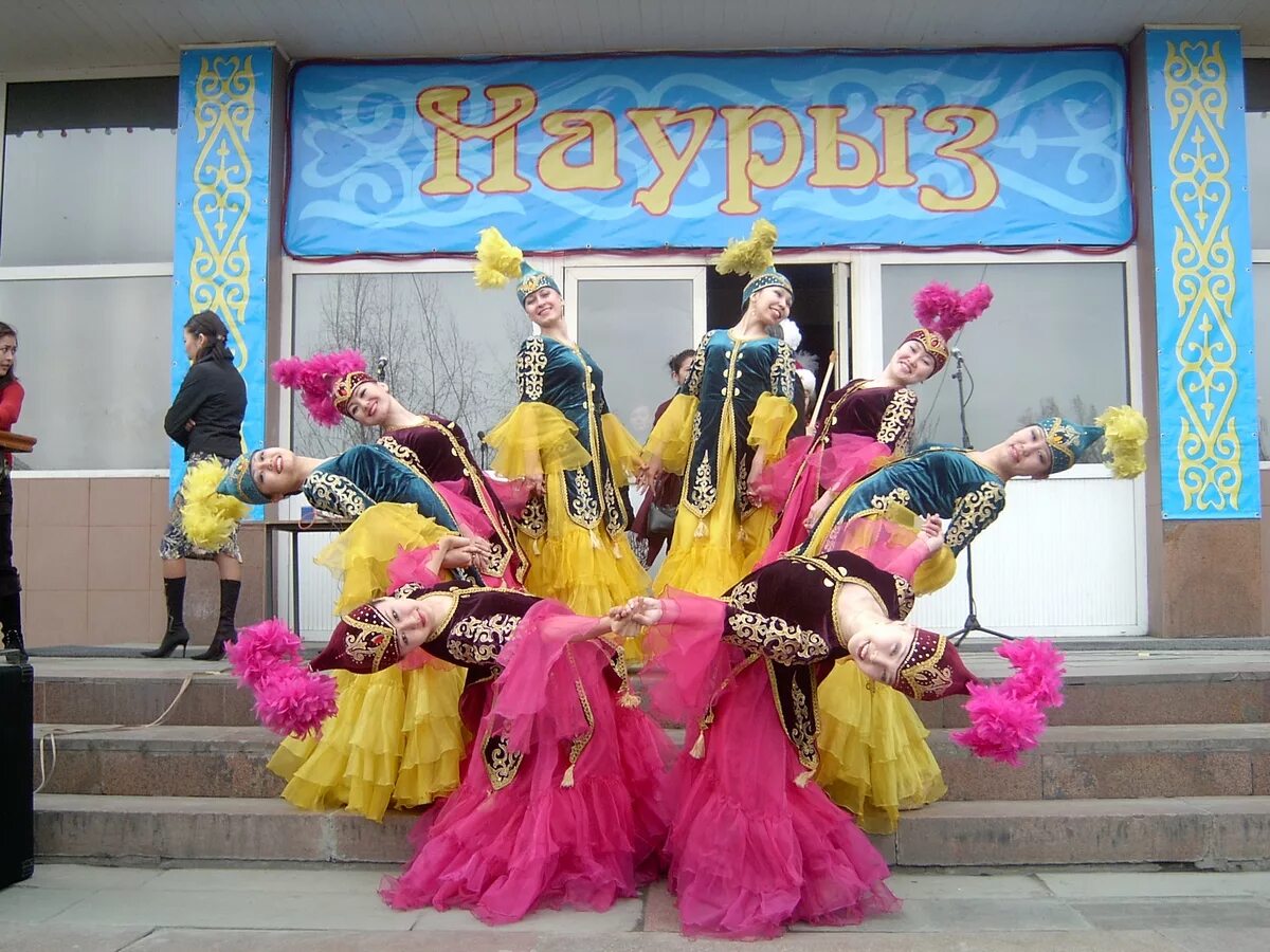 Оформление на наурыз в школе. Казахские праздники. Наурыз в Казахстане. Праздник весны в Казахстане. Украсить зал на Наурыз.