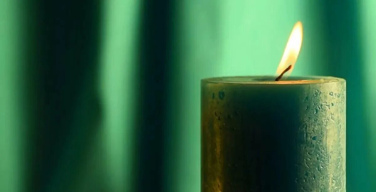 Луна денег свеча. Свеча зеленая. Зеленые магические свечи. Зеленая свеча в магии. Зеленая свеча и деньги.