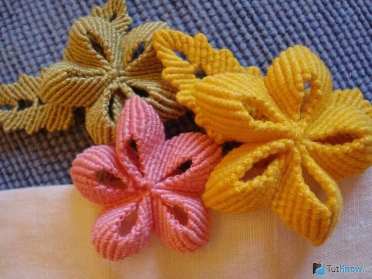 Цветы в технике макраме. Цветы макраме. Плетение макраме цветок. Макраме цветы мастер класс. Красивое макраме для цветка.