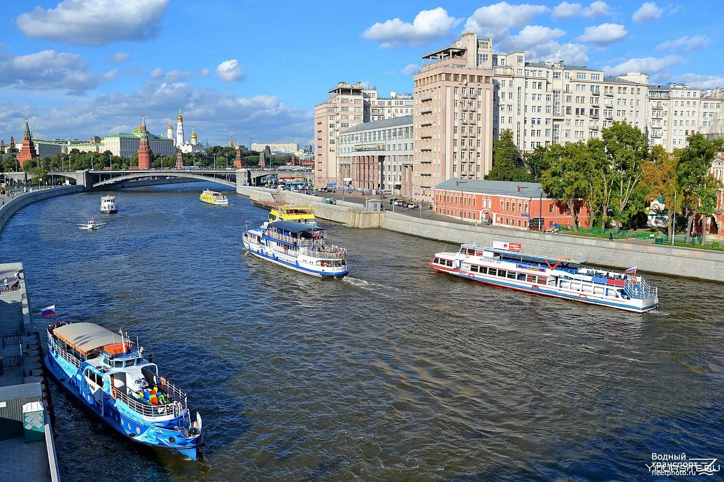 Центр водного транспорта. Москва река Речной трамвайчик. Речной транспорт на Москва реки. Москва Ривер Речной транспорт. Москва река судоходство.