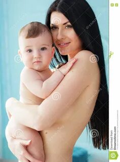 El retrato de la madre desnuda feliz está abrazando a su hijo desnudo del b...