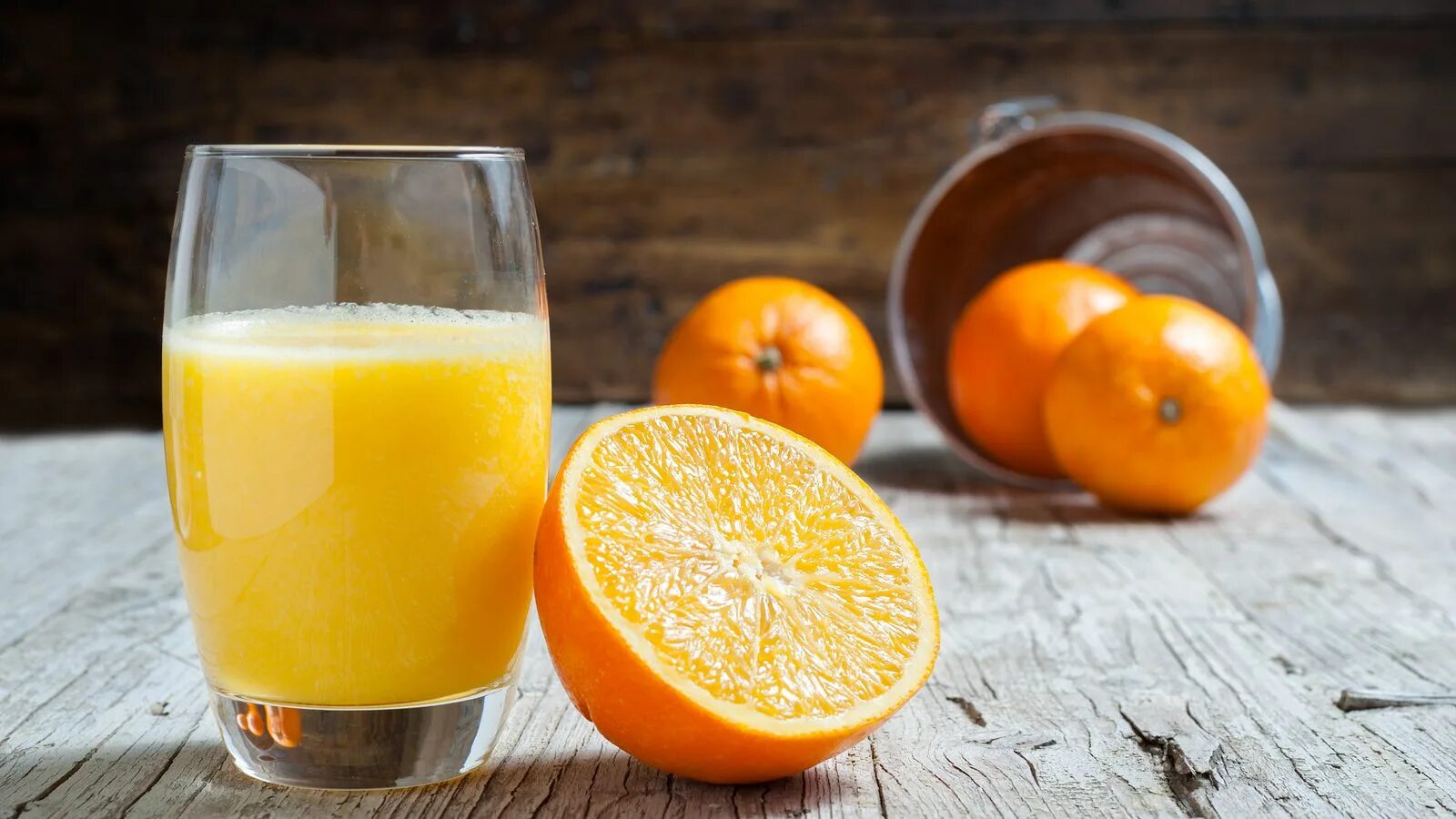 Можно ли пить апельсин. Апельсины и апельсиновый сок. Фреш апельсиновый 200 мл. Сок апельсин апельсин. Свежевыжатый апельсиновый сок.
