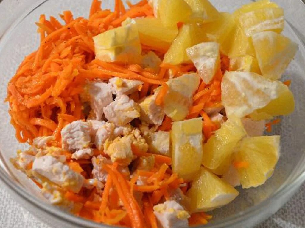 Салат курица апельсин морковь. Салат с апельсином и копченой курицей. Салат с корейской морковью и апельсинами и курицей. Салат с апельсином и курицей и корейской морковкой. Салат с морковью и апельсином.