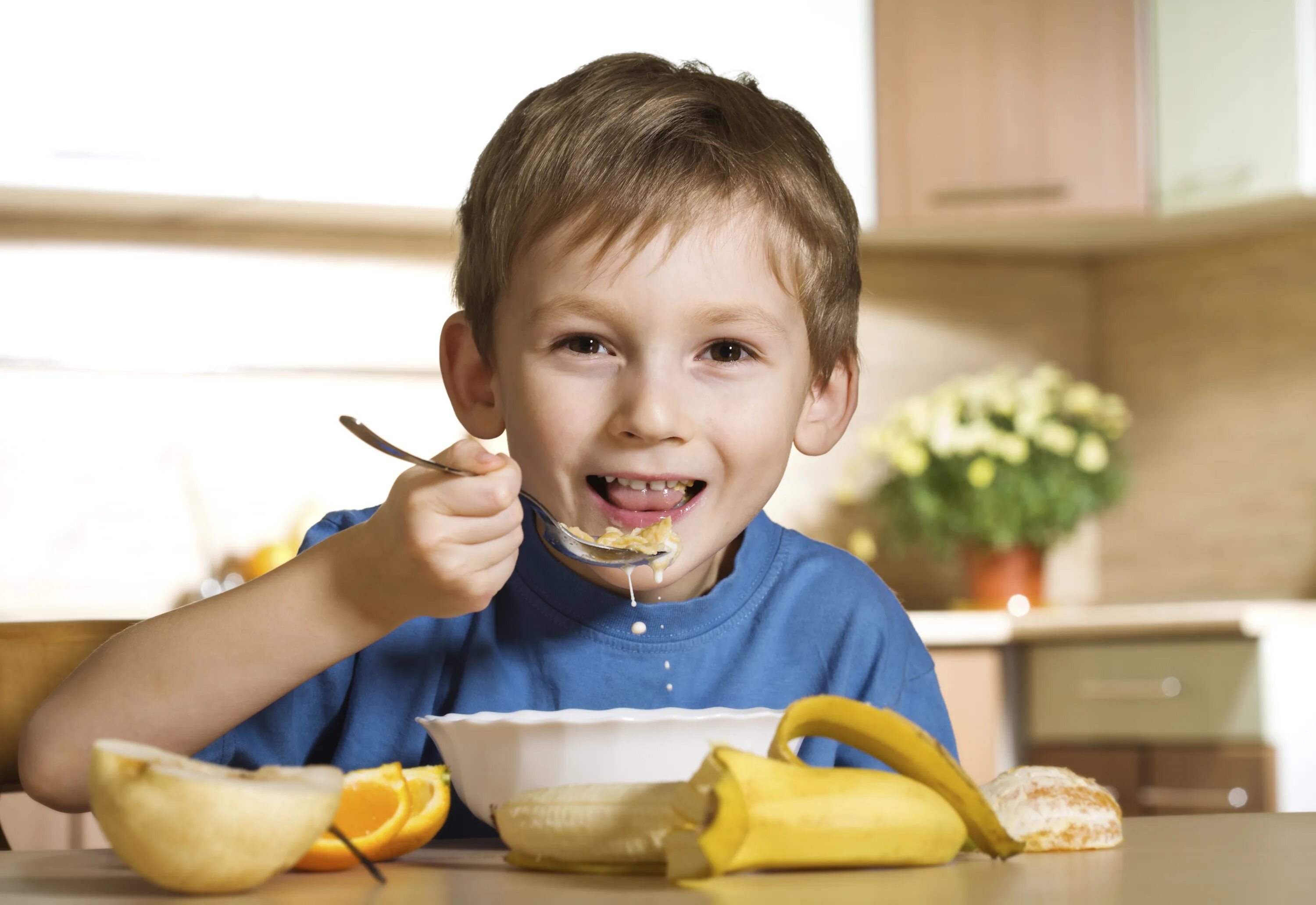 Покажи где едят. Мальчик завтракает. Мальчик кушает. Здоровый завтрак для школьника. Дети обедают.