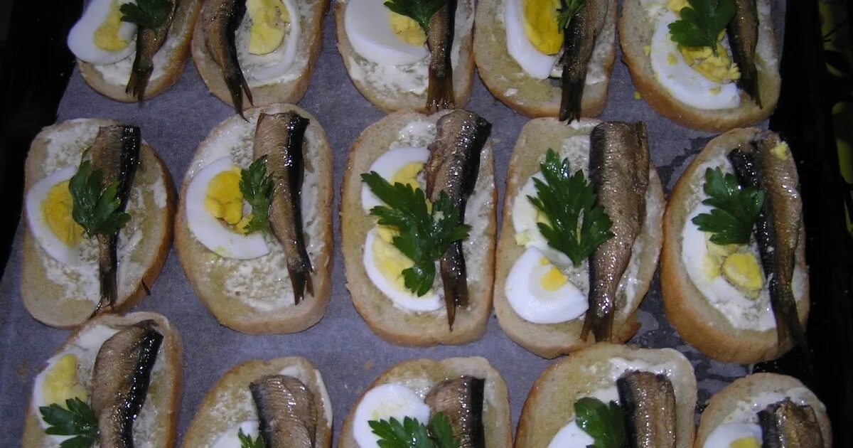 Бутерброды со шпротами яйцом майонезом. Тартинки со шпротами. красивые бутерброды со шпротами. красивые бутерброды со шпротами на праздничный стол. бутерброды со шпротами и яйцом.