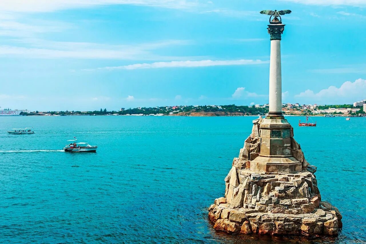 Памятники море корабль. Памятник затонувшим кораблям в севастополе. символ севастополя памятник затопленным кораблям. севастополь обелиск в море. памятник в севастопольской бухте.