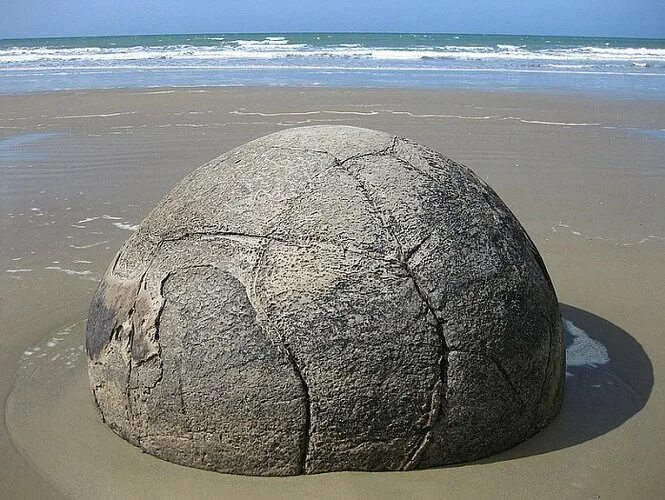 Каменный шар. Загадочные валуны Моераки. Коста Рика каменные шары. Шары Моераки. Шарообразный камень.