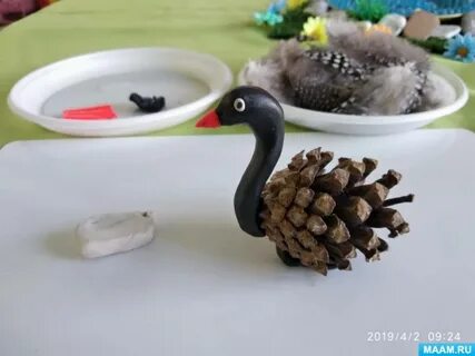 Лебедь из шишки и пластилина