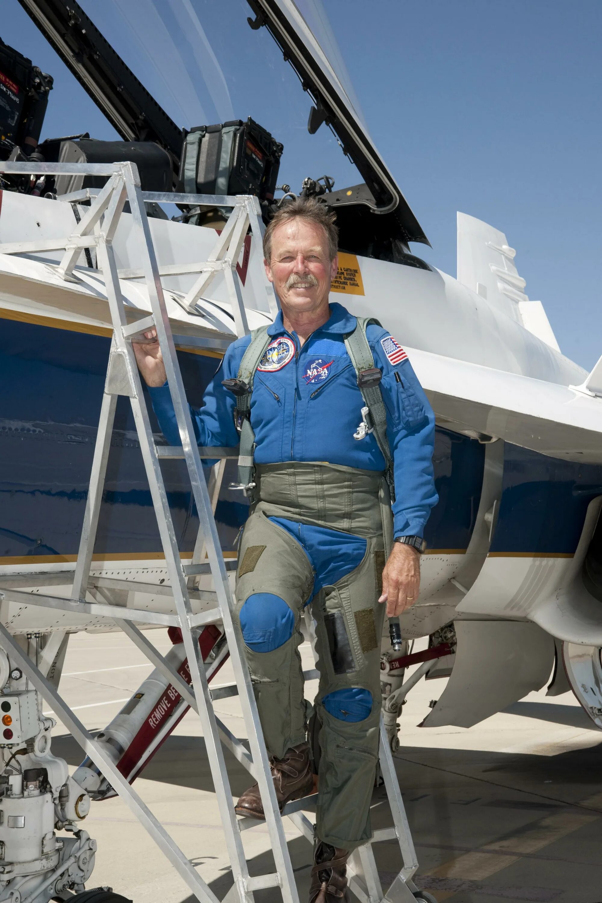 Алан гибсон пилот. Квс инструктор боинг 777. Pilot engineer. Aer lingus pilot a320. Пилот думает.