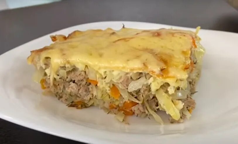 Запеканка из капусты с фаршем в духовке. Запеканка с капустой и фаршем. капустная запеканка с фаршем. капустная запеканка с фаршем и сыром. картофельная запеканка с капустой и фаршем.
