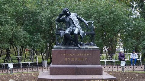 Возле памятника пушкину
