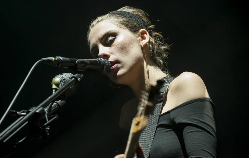 Alisa oliver 18. Wolf Alice. Wolf Alice 2022. Alice Oliver певица. Visions of a Life Wolf Alice.