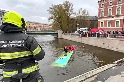 Автобус упал в реку в спб