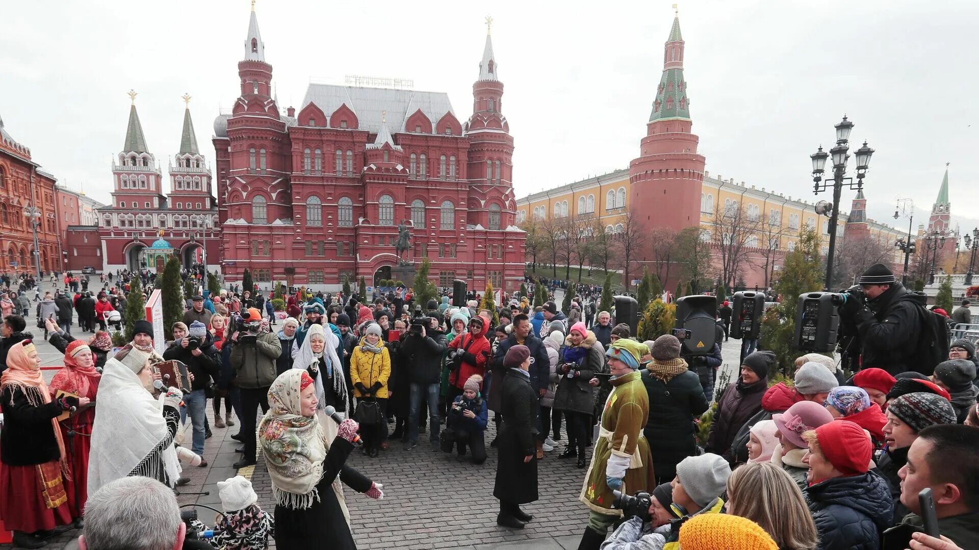 Сегодня на красной площади мероприятия в москве. Москва праздник народного единства. Красная площадь праздник. День народного единства в Москве. Отмечание праздников России.