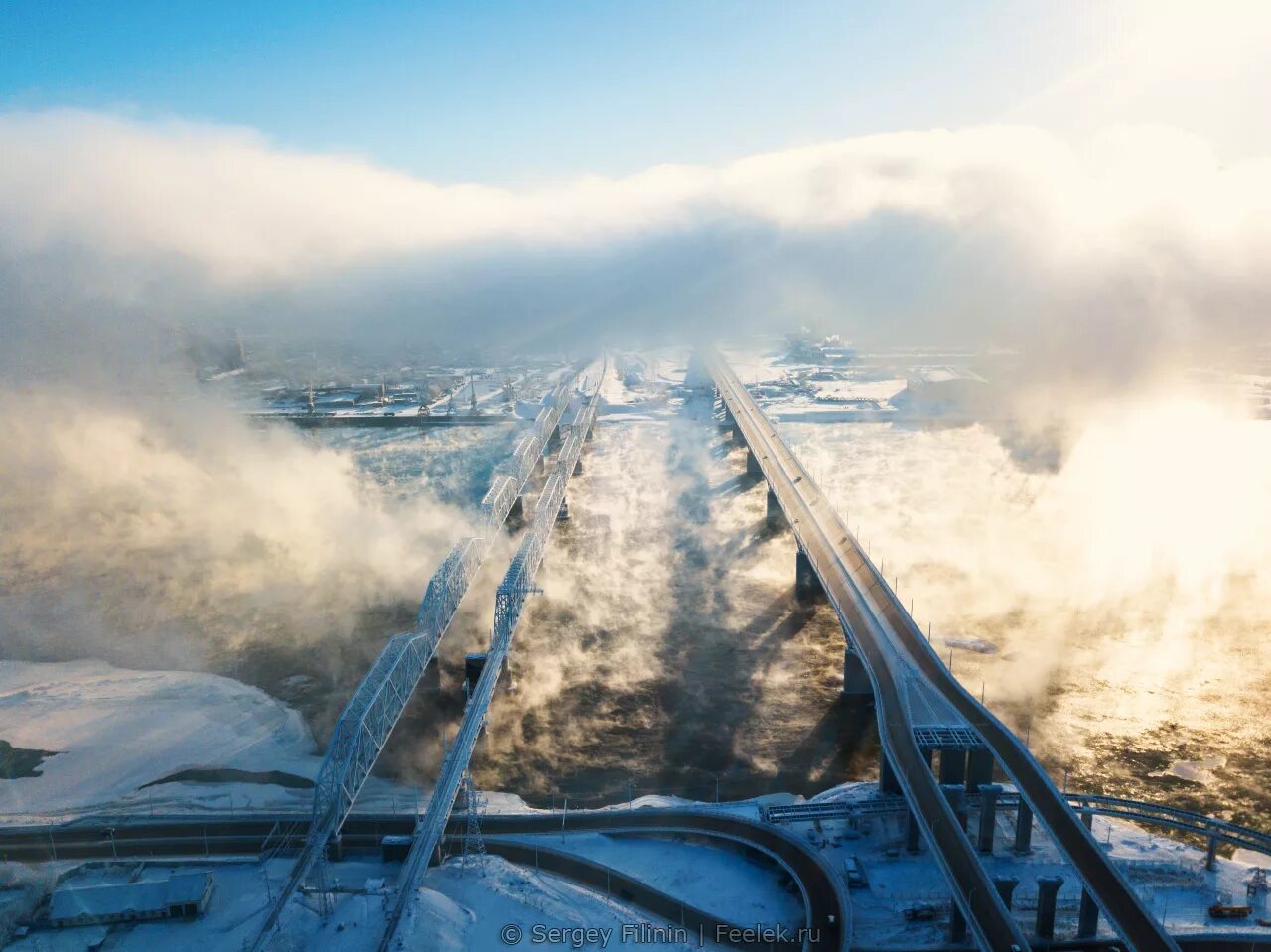 Енисей зимой в Красноярске. Красноярск Енисей мост зимой. Красноярск в Морозы Енисей. ГЭС Новосибирск туман.
