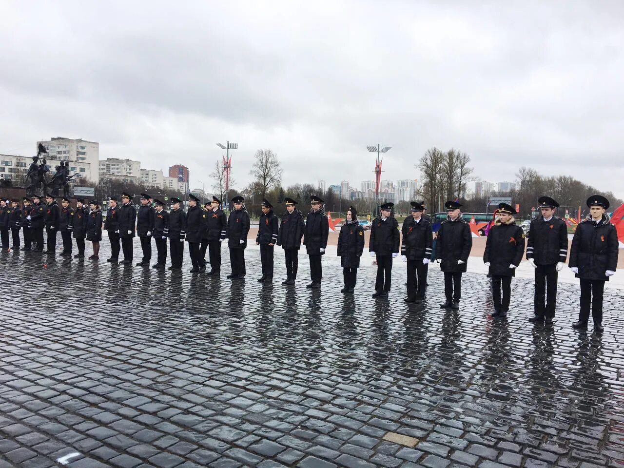 Пл смотрим. Возложение на площади Победы 8 мая 2022 Петербург. Возложение венков на площади героев Новороссийск Военная полиция. 9 Мая в Мысках - возложение венков к памятнику. Возложение венков на 9 мая площадь Соловецких Юнг.