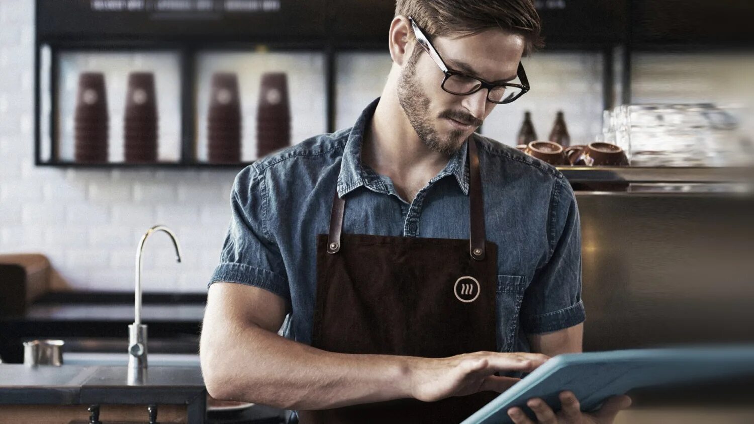 Бармены с опытом и без. Бин отеля. Форма для бара. Фаткуллин артем бармен. Официант в ресторане.