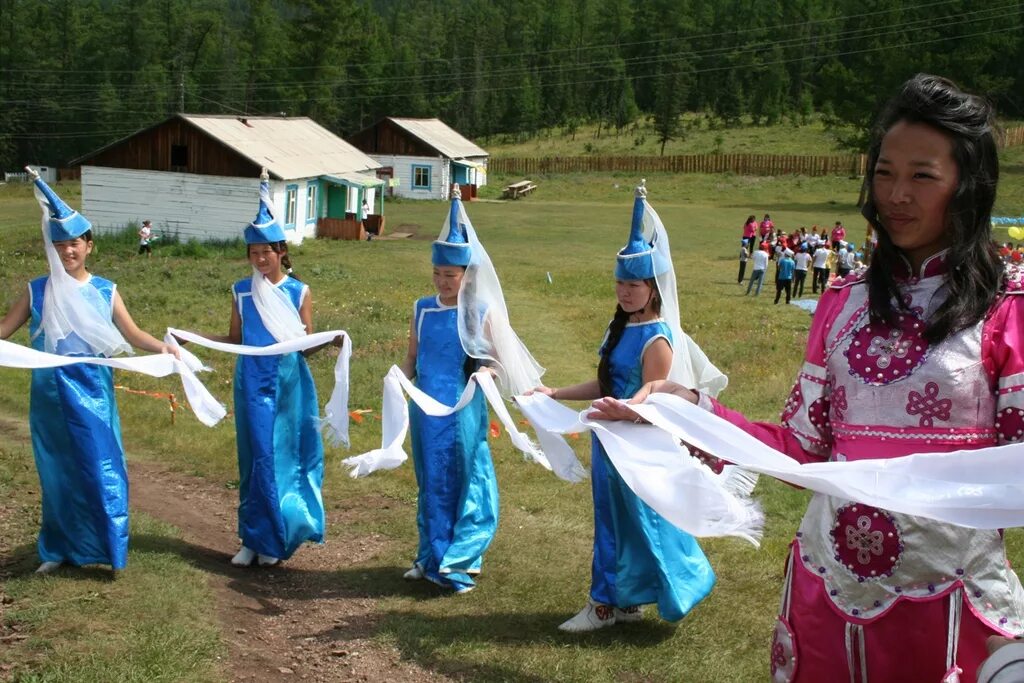 Республиканская традиция. Лагерь Сайлык Тыва. Республика Тыва тувинцы. Лагерь Отчугаш в Туве. Тувинская Национальная одежда Республики Тыва.