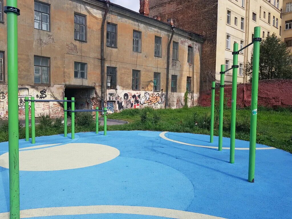 спортивные площадки в кировске. спортплощадка воркаут санкт петербург. уличная спортивная площадка спб. крытые спортплощадки. петербург спортивные площадки.