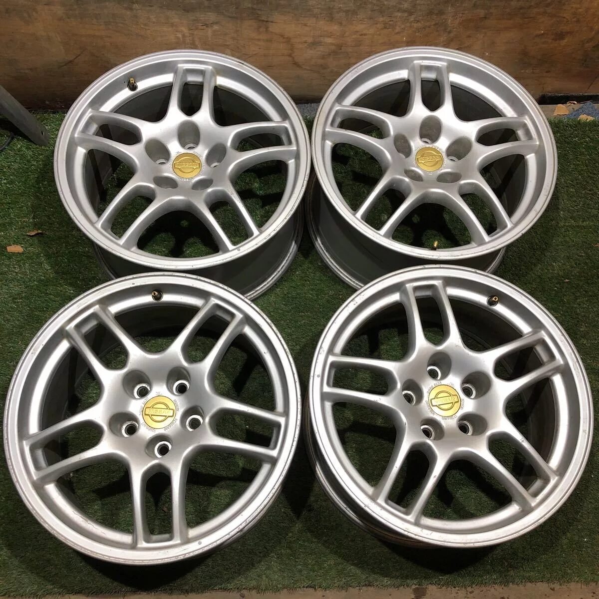 Диски nissan gtr 33. Колеса ниссан скайлайн. Nissan skyline r33 диски с полкой. Диски nissan gtr r34. Nissan r33 диски.