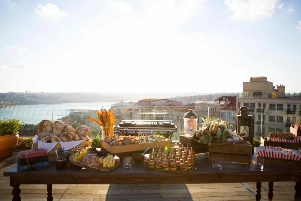 Отель «soho house istanbul - special category» в стамбуле. Soho house hotel. Сохо хаус. Soho ресторан стамбул. Интерьер турецких особняков.