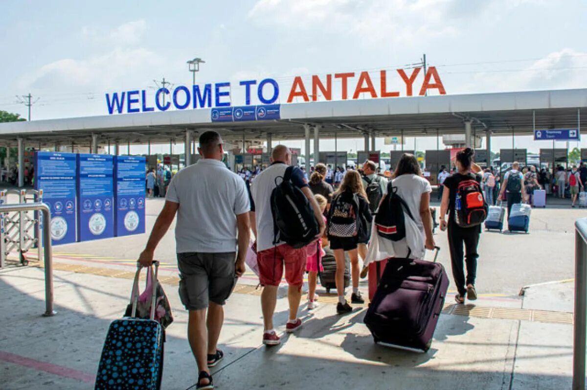 Ехать ли в турцию сейчас. Аэропорт Анталья Хавалимани Турции. Аэропорт Анталия 2 в Турции. Российские туристы в Турции. Российские туристы в Анталье.