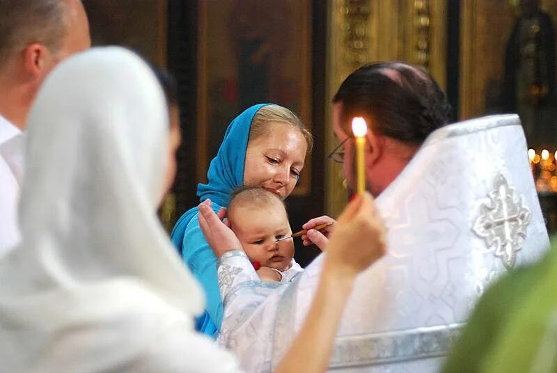 Крещение ребенка. Крестик при крещении. Крестины фото. Крещение ребенка 10 лет.