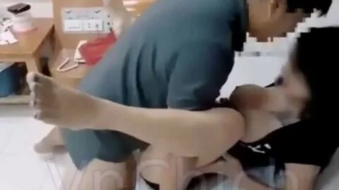 Nữ nhân viên phục vụ lén lút đi khách cùng 2 nam sinh trong khách sạn VnChi...