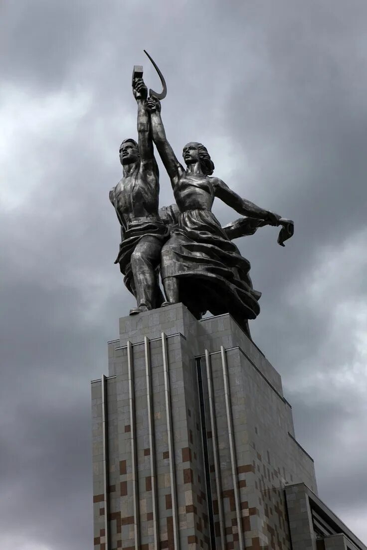 Памятник рабочий и колхозница мосфильм. Заставка мосфильм памятник. Памятник рабочий и колхозница мосфильм. 1924 образование киностудии «мосфильм». Скульптура мухиной рабочий и колхозница.