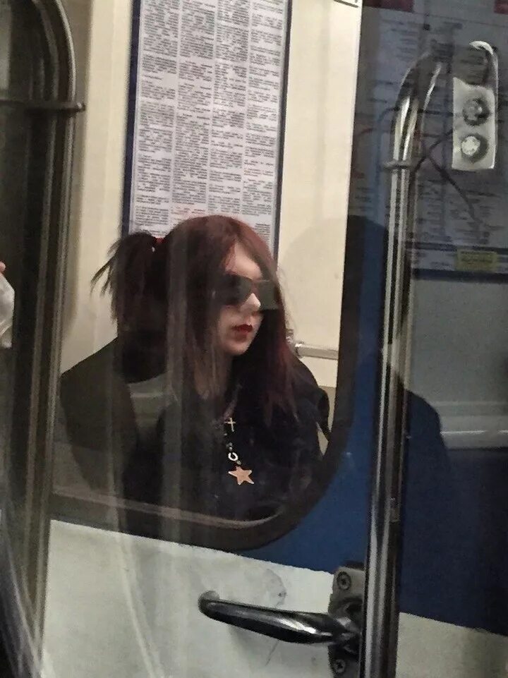 Спускаюсь в метро и вижу там. Панки в подземке. Фотосессия в метро. Люди на перроне. Толпа людей в метро.