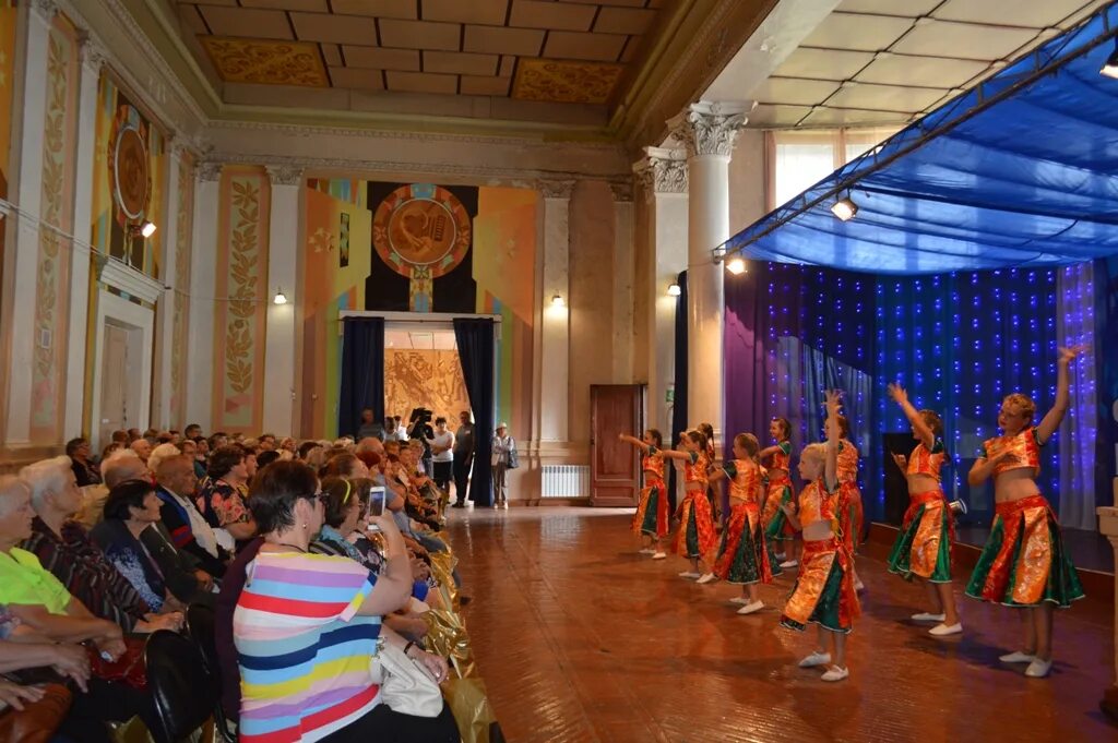 Дк шахтеров кемерово. Ильиногорск театральный коллектив микс. Дворец культуры шахтеров кемерово. Дк шахтер белово. Дк шахтер гусиноозерск.