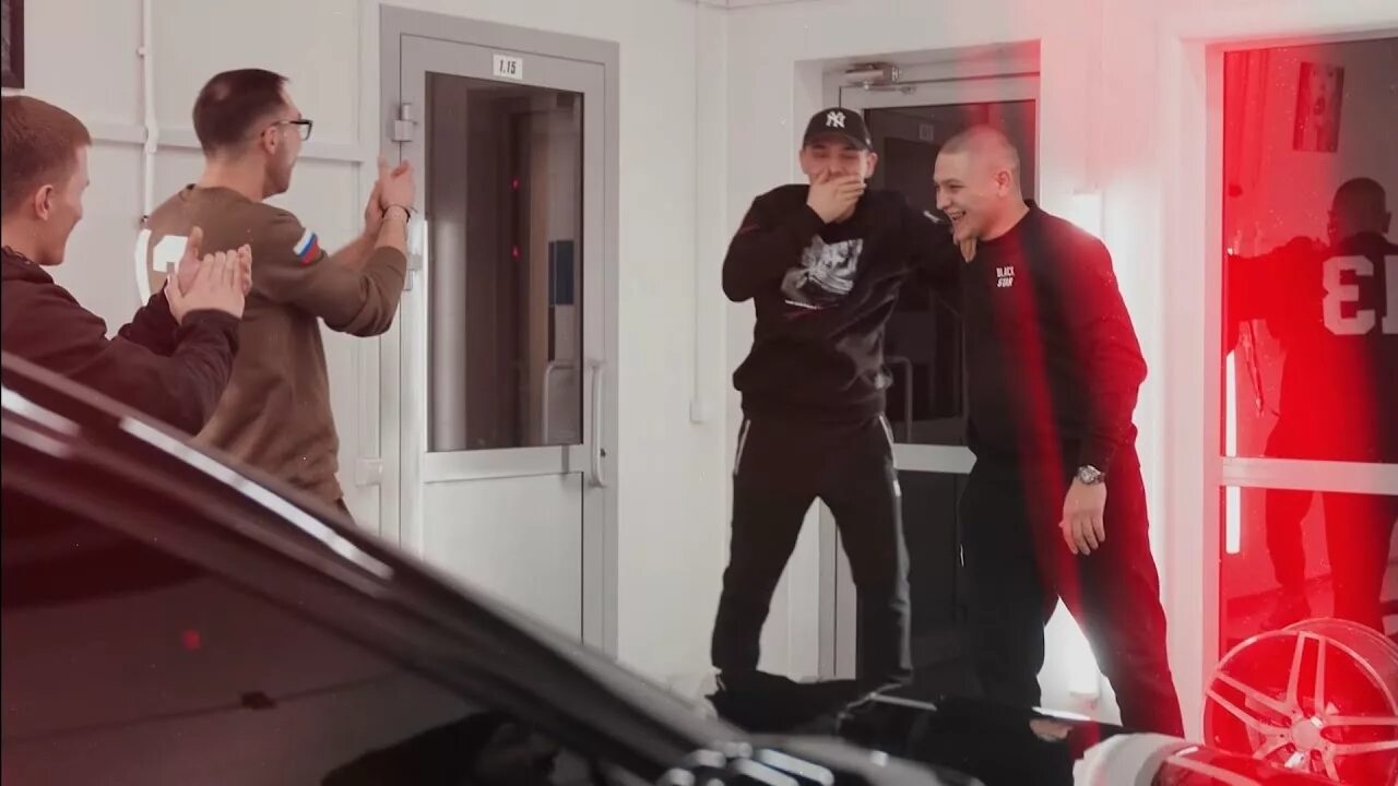 Нурминский мерседес. Суета текст. Нурминский белый. Нурминский мерин. Девушка бандит авто.