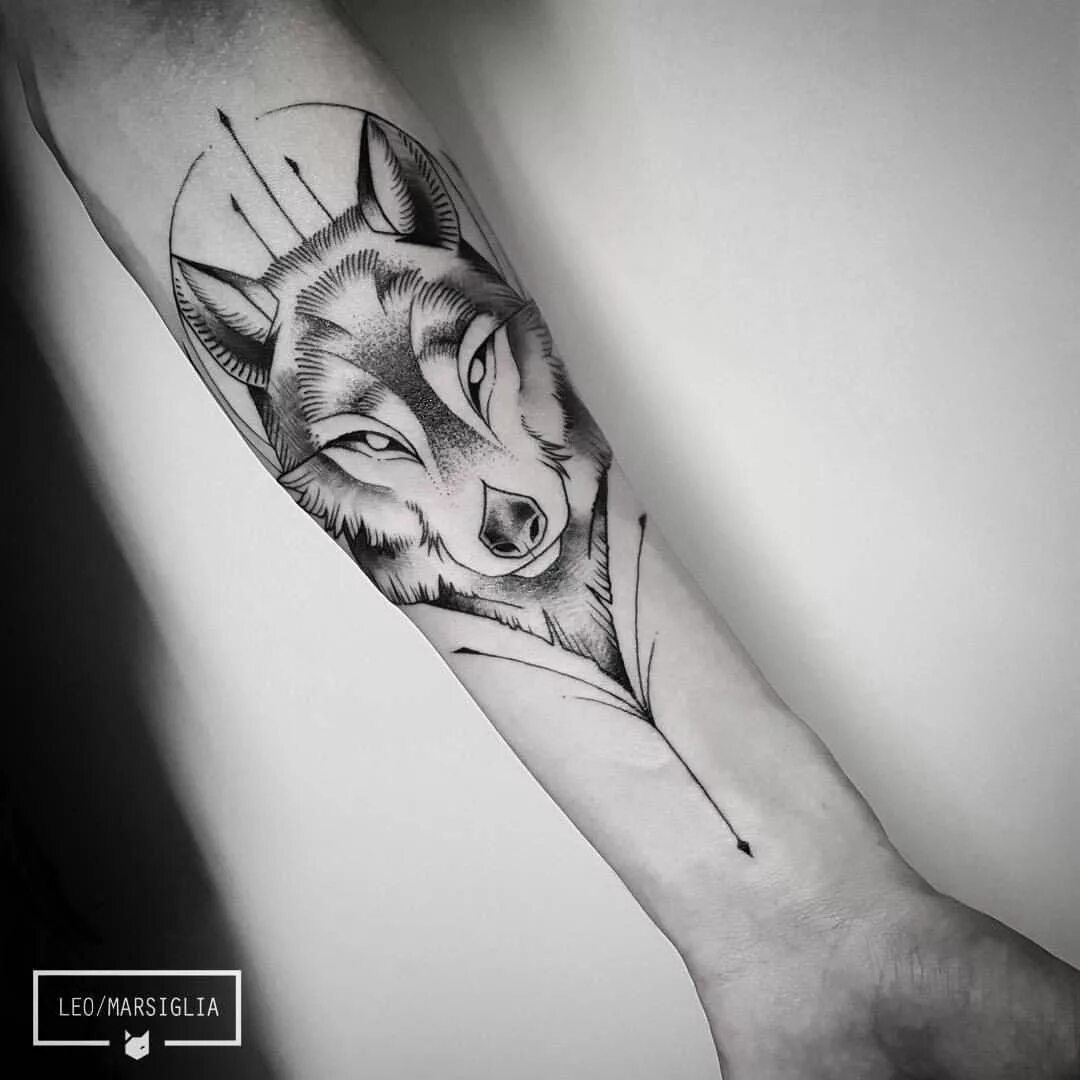 Фенрир предплечье. Тату волка на предплечье мужские. Тату волка на руке. Трэш полька бультерьер. Тату мужские волк.