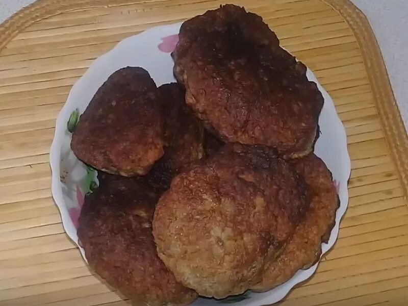 Котлеты из печени куриной на сковороде пышные. Печеночные котлеты. Пышные печеночные котлеты. Котлеты из печени говяжьей. Биточки из печени говяжьей.