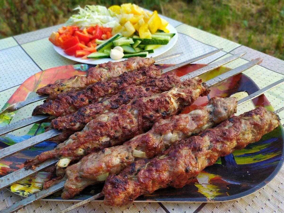 Рецепт люля кебаб на шампурах из свинины. Турецкий кебаб и мангал. Лула кабоб. Люля-кебаб на мангале. Фыстыклы кебаб.