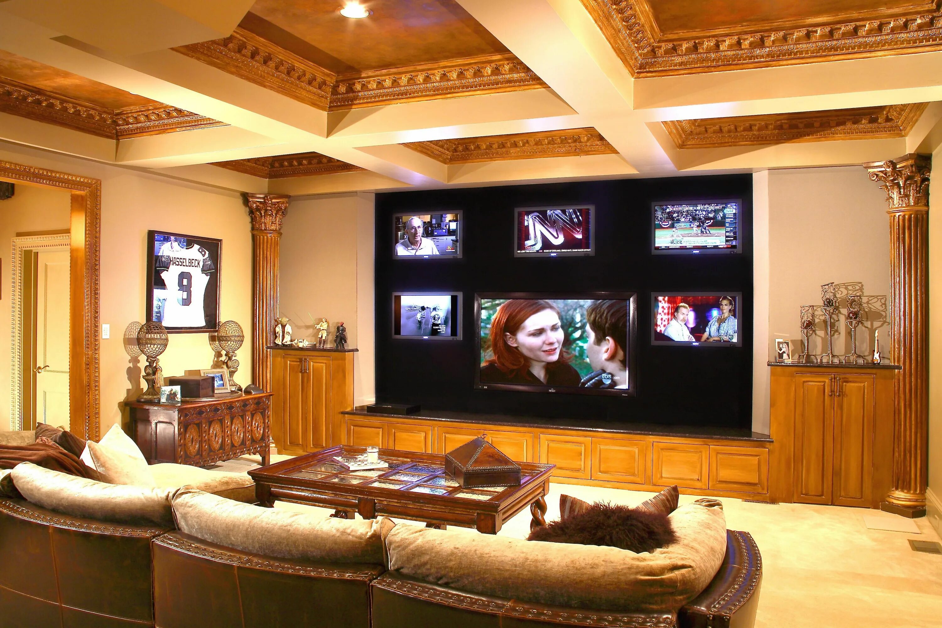 Выбери телевизор для комнаты. Домашний кинотеатр интерьер. Комната с большим телевизором. Большой телевизор в интерьере. Домашний кинотеатр с телевизором.