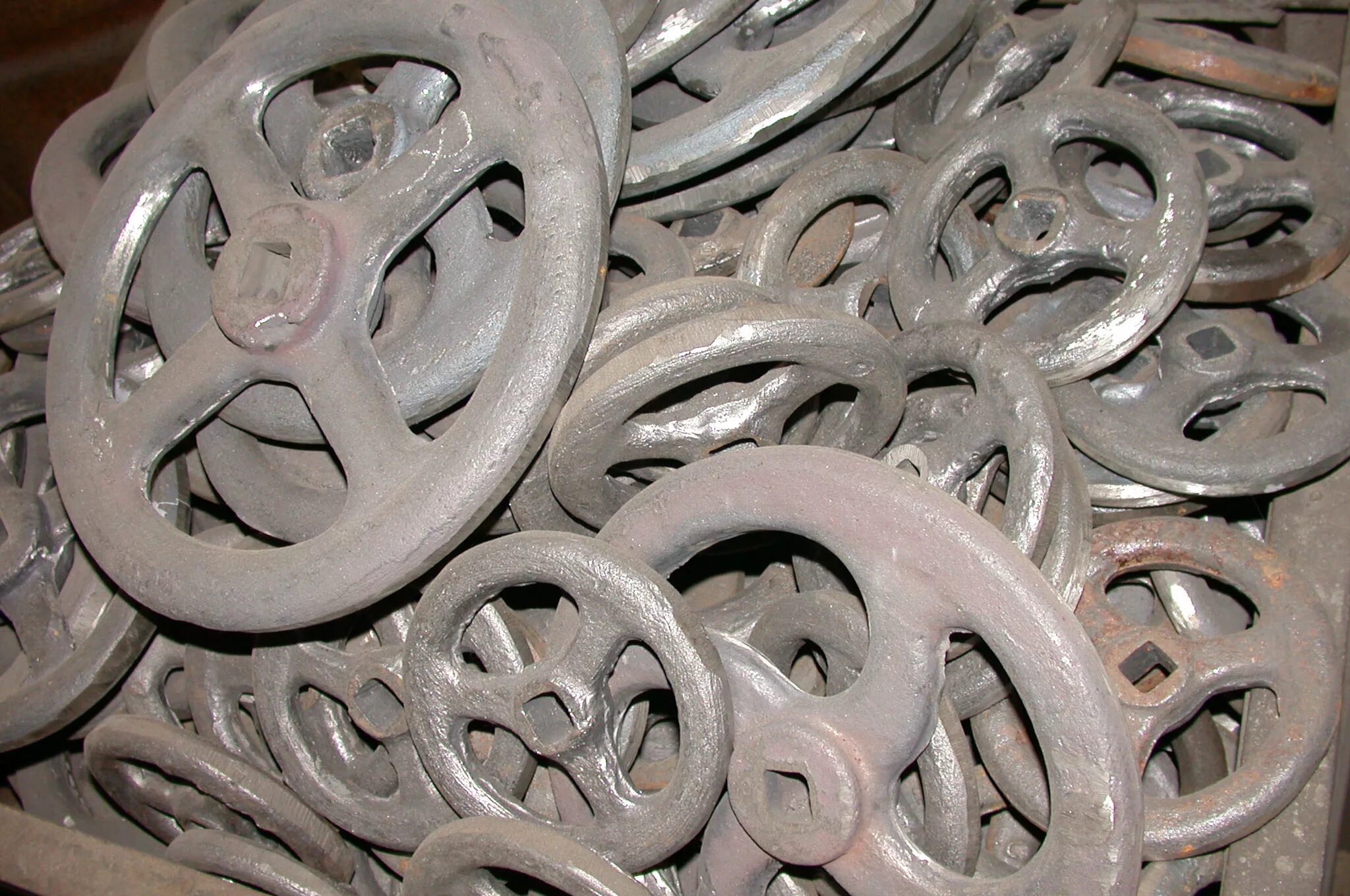 Чугунные литые изделия. Ковка литье чугуна. Чугунное художественное литье. Фасонное литье из стали 06хн28мдт. Чугунные элементы.