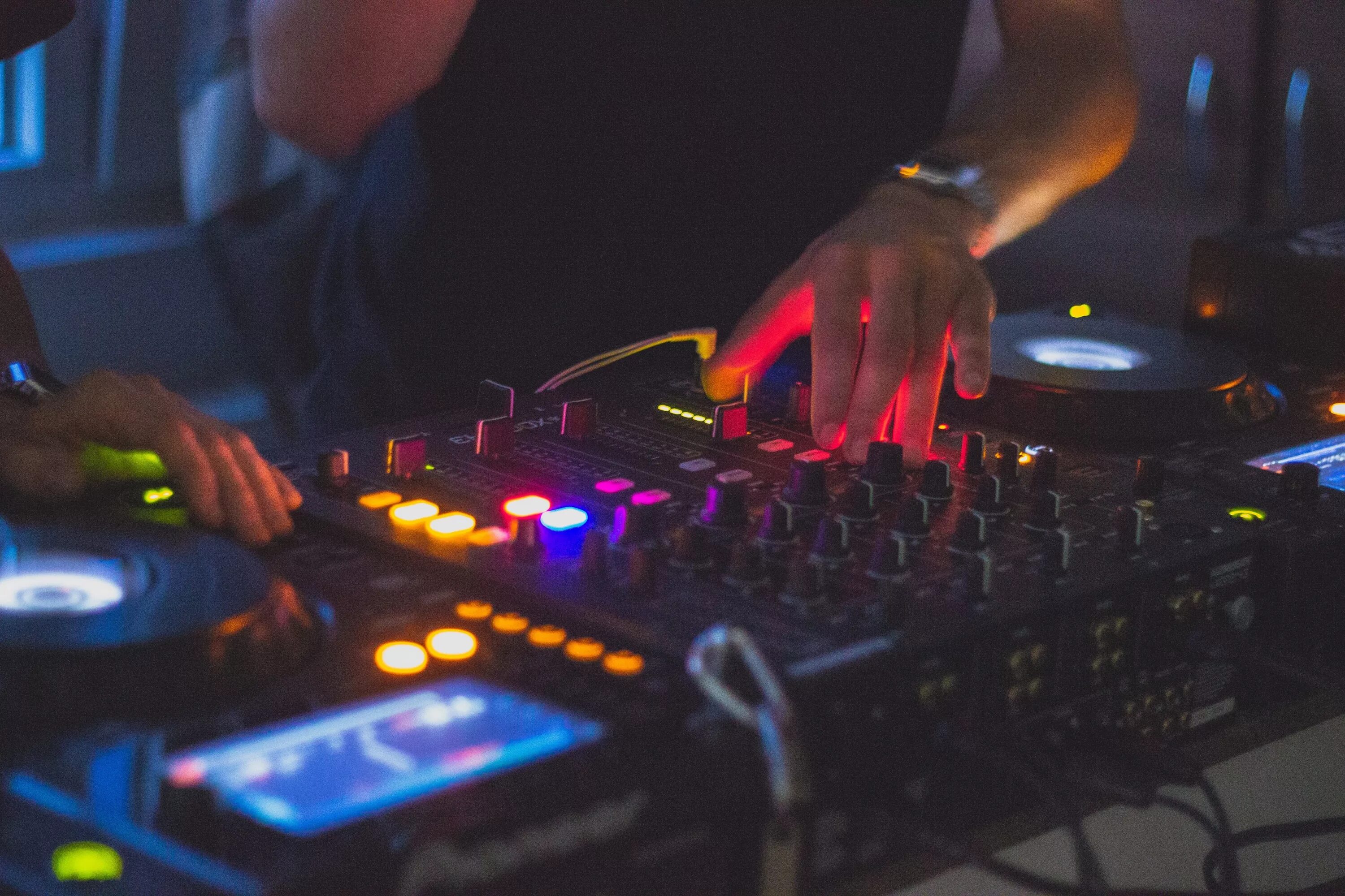 Dj set club. Dj set club. Диджей в ночном клубе. Dj set club. Аппаратура для диджея.