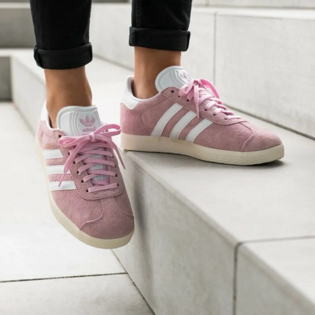 Розово коричневый адидас. Adidas Gazelle Pink. Adidas Gazelle 2020 женские. Женские кроссовки adidas Gazelle розовые. Adidas Gazelle женские розовые.