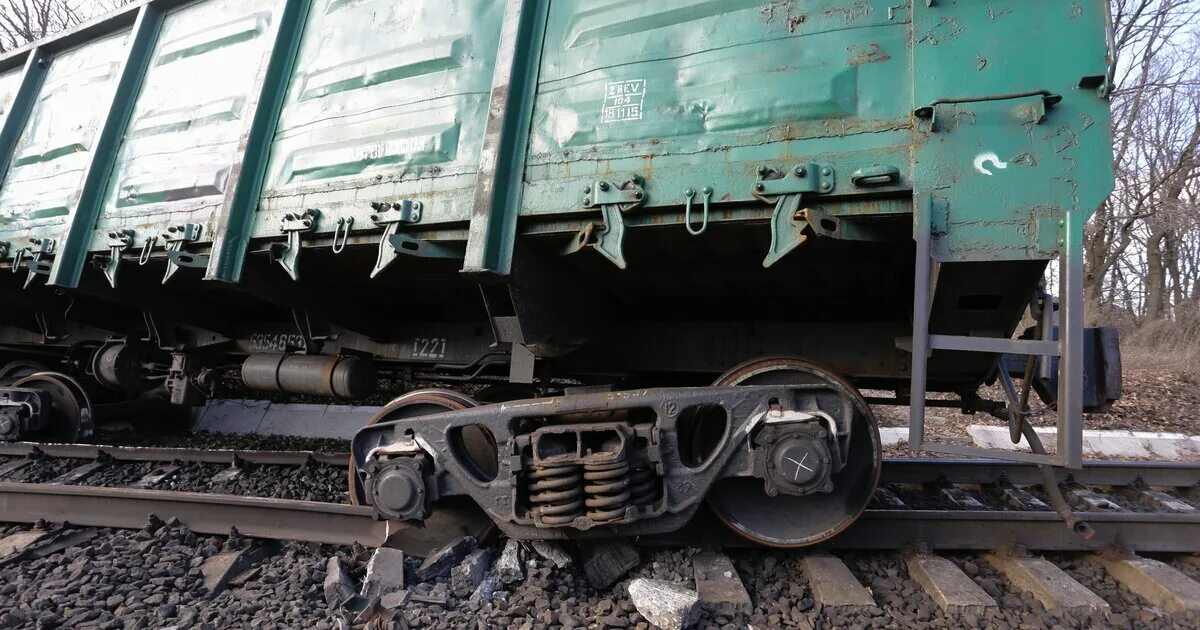 Ржавчина рельс. Раскачивание вагона на стыках рельсов. Сход вагонов. Поврежденный вагон. Излом боковой рамы тележки грузового вагона.