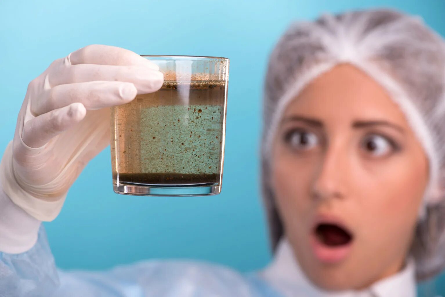 качество воды. грязная вода. низкое качество питьевой воды. ухудшение качества воды. вода низкого качества.