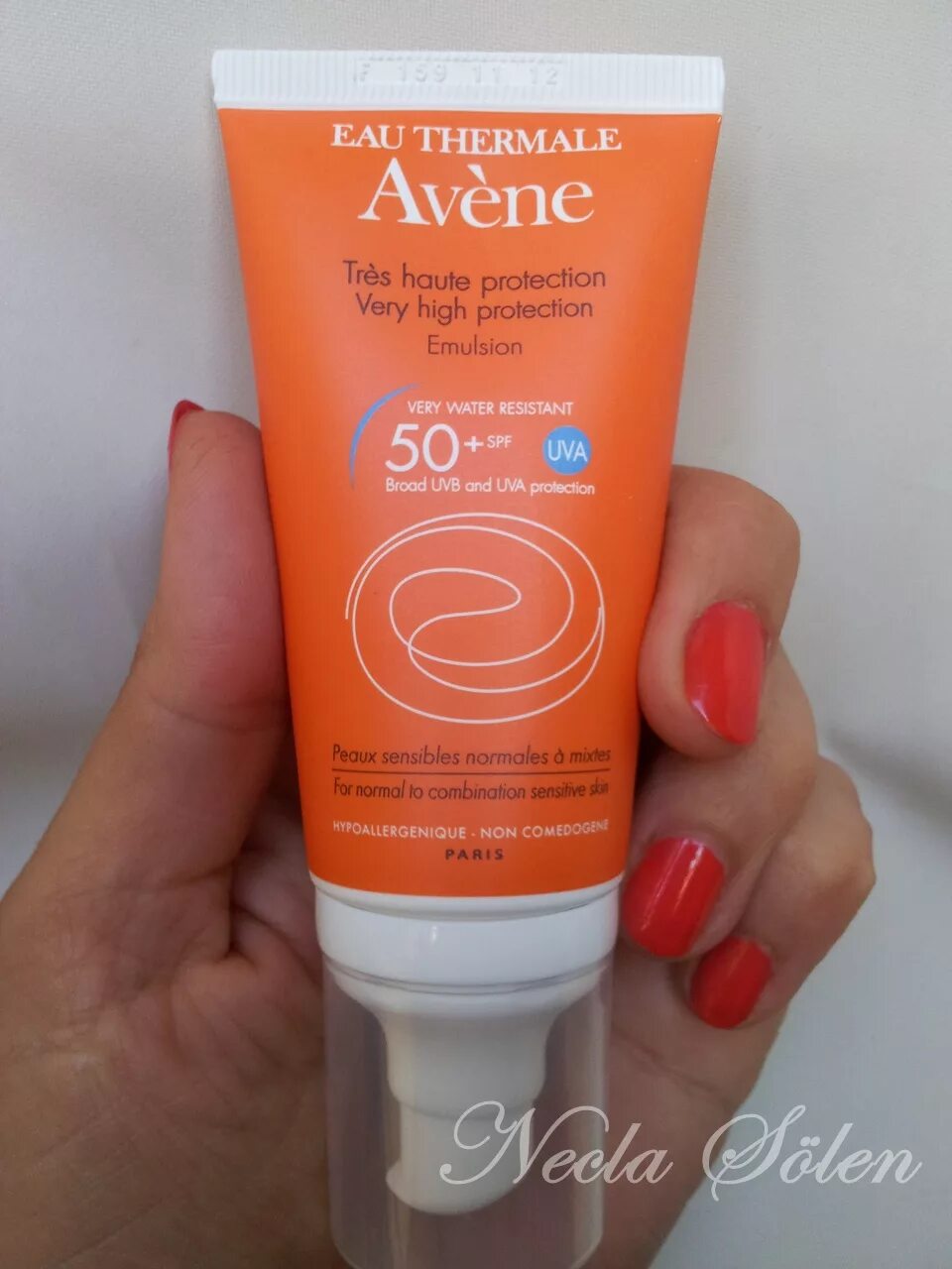 Эмульсия spf 50. Avene SPF 50. Avene 50 SPF эмульсия. Солнцезащитная эмульсия Авен 50. Avene SPF 250мл.