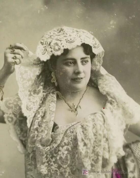 Испанский женский костюм 19 века. Старые испанки. Одежда мантилья 19 век. Мода 1919. Испанский старинный народный костюм.