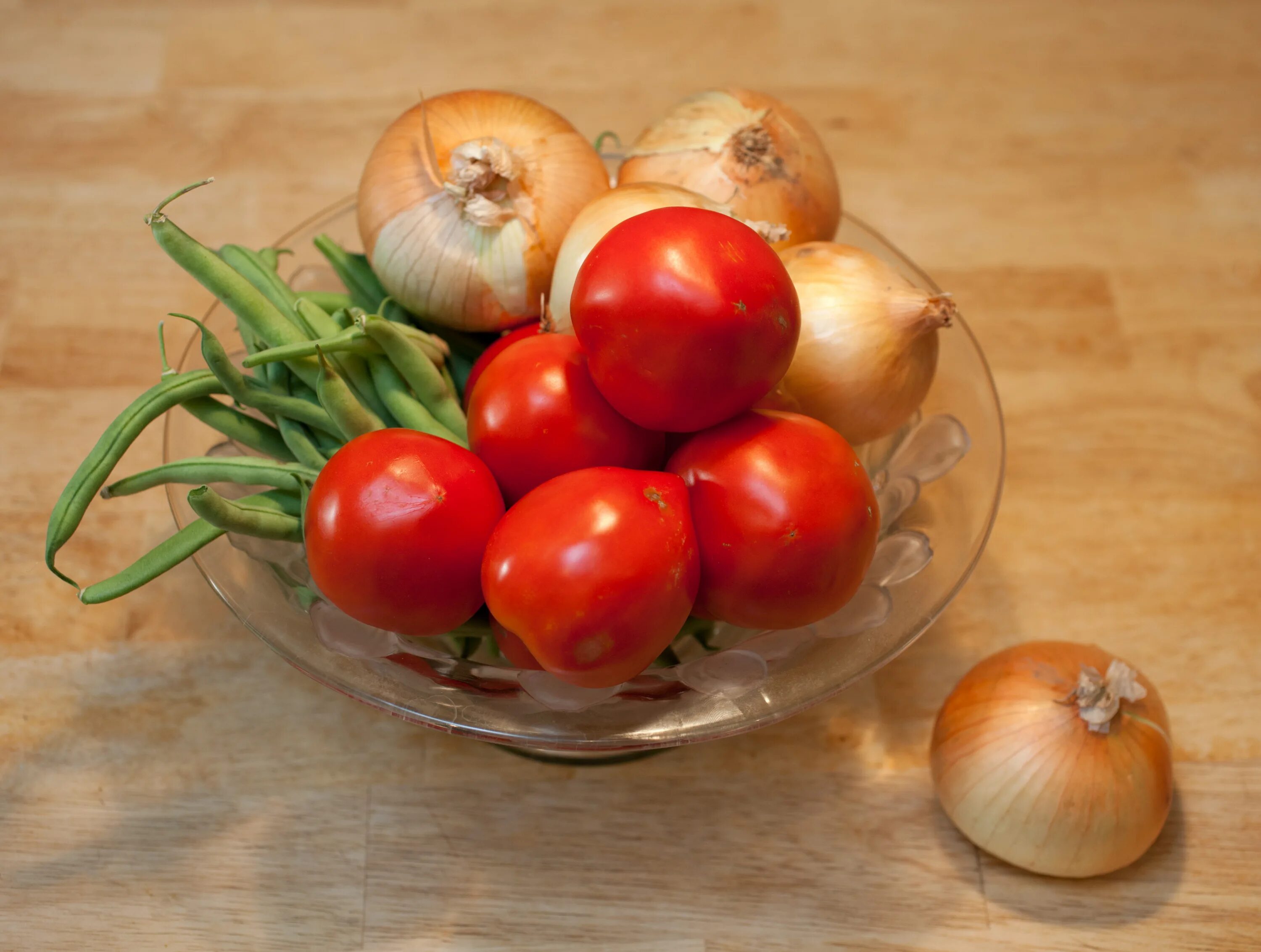Томат и лук. Помидоры с зеленым луком. Томат луковый. Луковые помидоры. Помидоры лук чеснок.