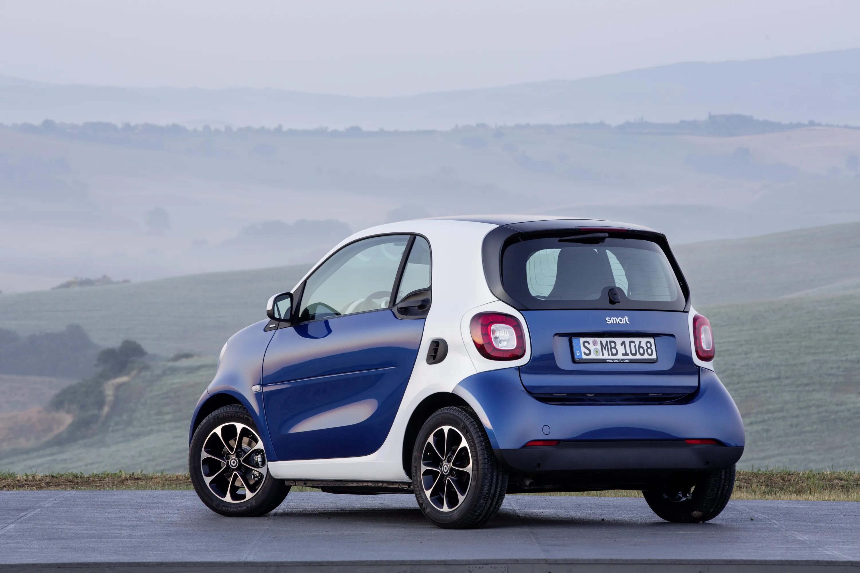 Машина небольшого размера. Smart Fortwo 2015. Smart Fortwo 2014. Smart Fortwo 2022. Smart Fortwo Cabrio 453 синий.