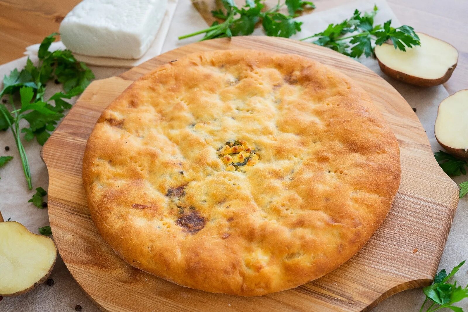 Осетинский пирог с сыром и картофелем рецепт. Пирог с сыром и зеленью. Осетинский пирог с зеленью. Осетинский пирог с сыром и зеленью. Осетинский пирог с творогом и зеленью.