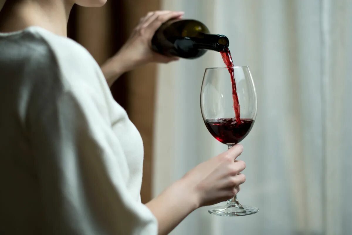 Бокал вином мой полон в душе. Бокал с вином. Фотосессия с вином. Женщина с бокалом вина. Женщина с бокалом в руке.