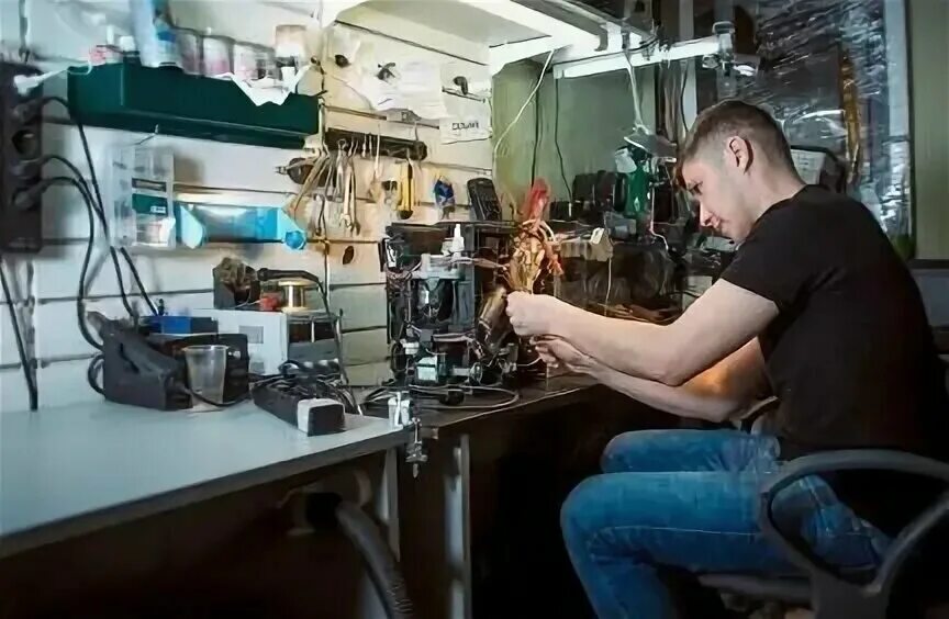 сервисный центр. инженер сервисного центра. ученик мастера по ремонту кофемашин. сервисный центр по ремонту электроники. простой ремонт.
