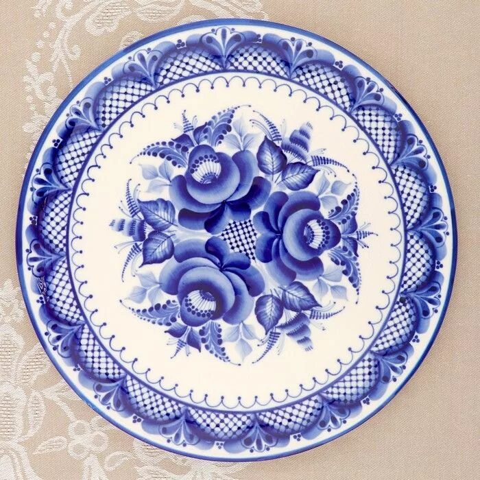 В какой росписи используется белая синяя краска. Гжель тарелка. Гжельская роспись посуда. Гжель роспись тарелки. Роспись Гжель посуда.